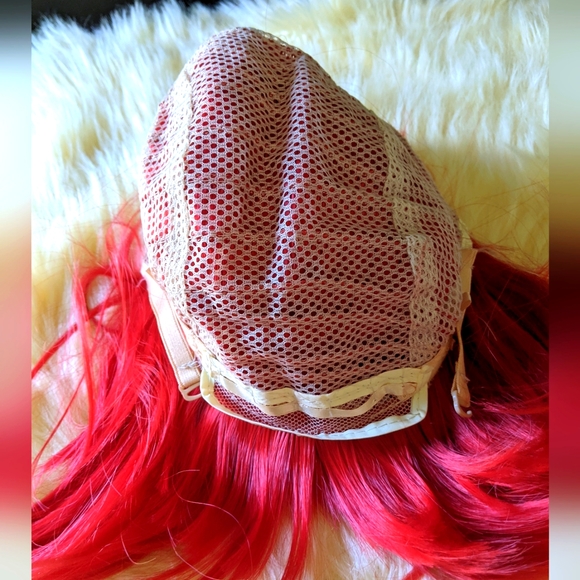 Red wig - Picture 3 of 4